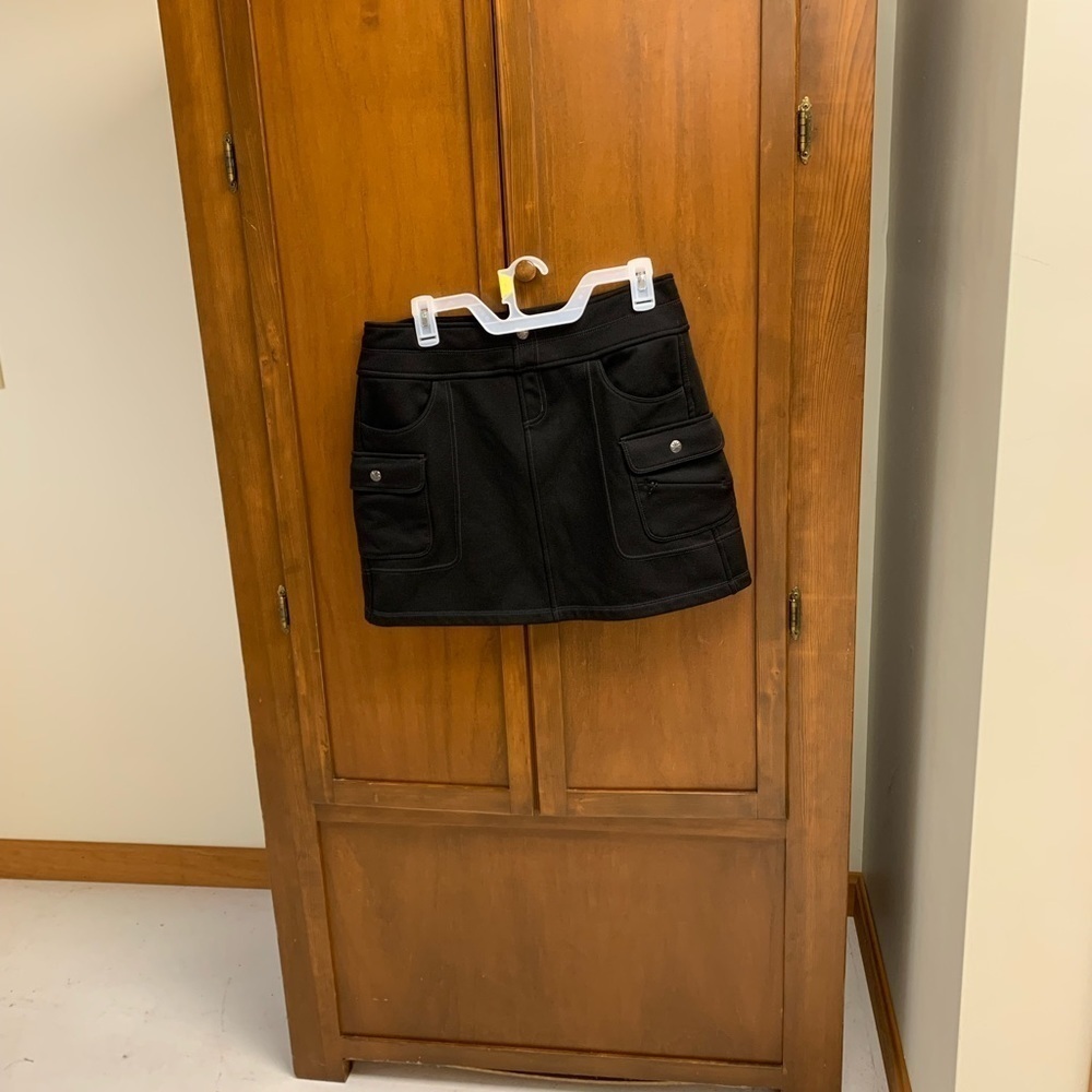 ATHLETA black poly spandex mini skirt MED L16 fleece backing multiple pockets